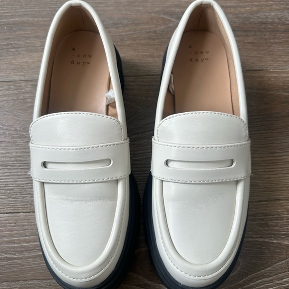 NWOT Black and White Platform Loafers - Picture 2 of 5